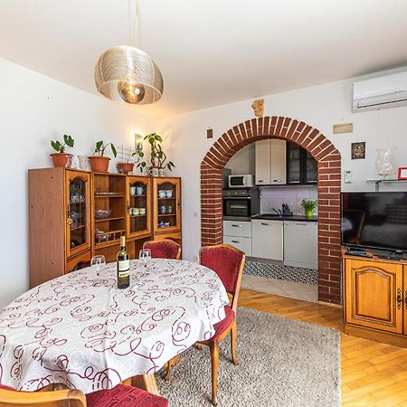 2 Bedroom Beautiful Apartment In Okrug Gornji Traù Esterno foto