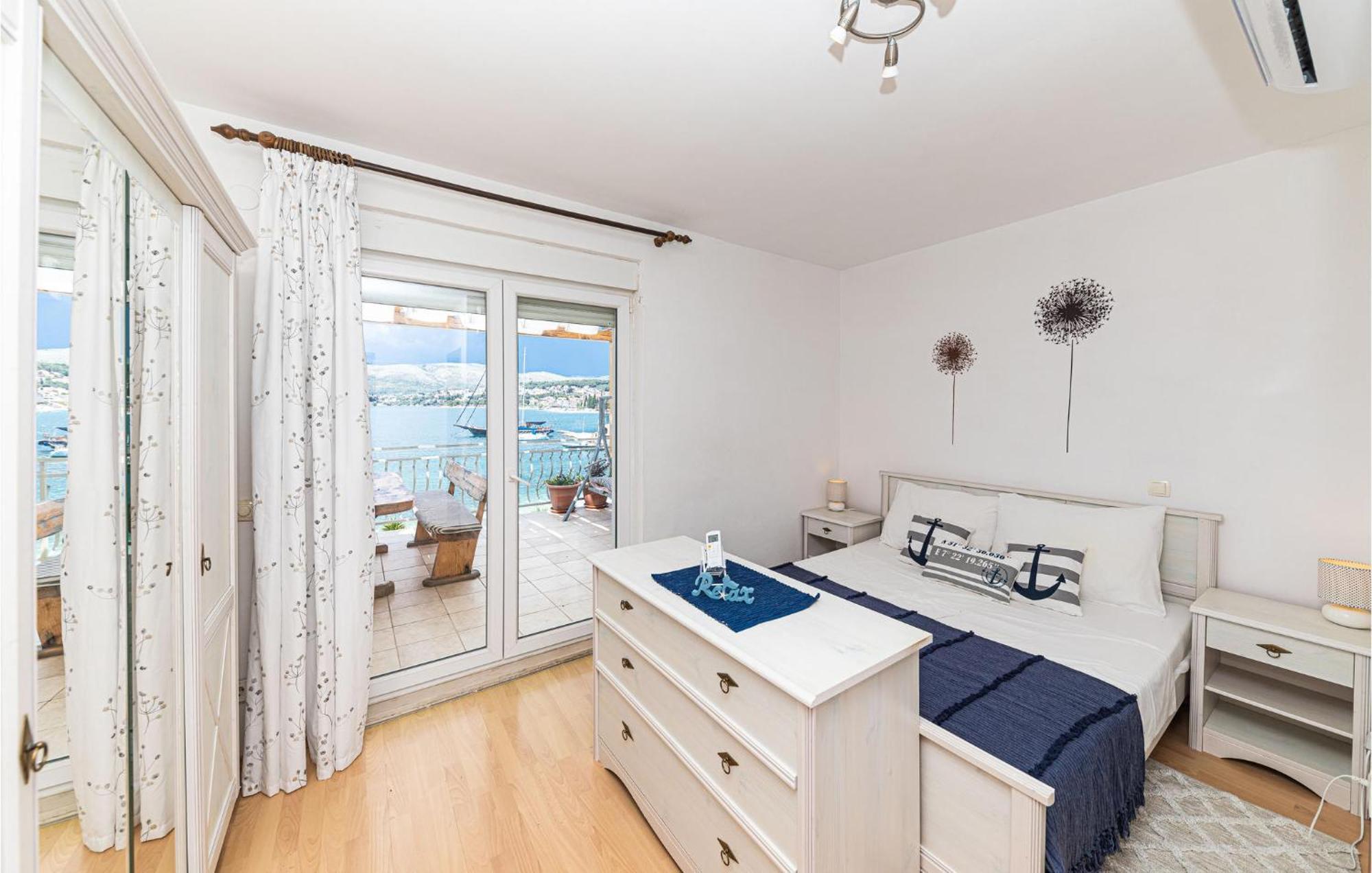 2 Bedroom Beautiful Apartment In Okrug Gornji Traù Esterno foto