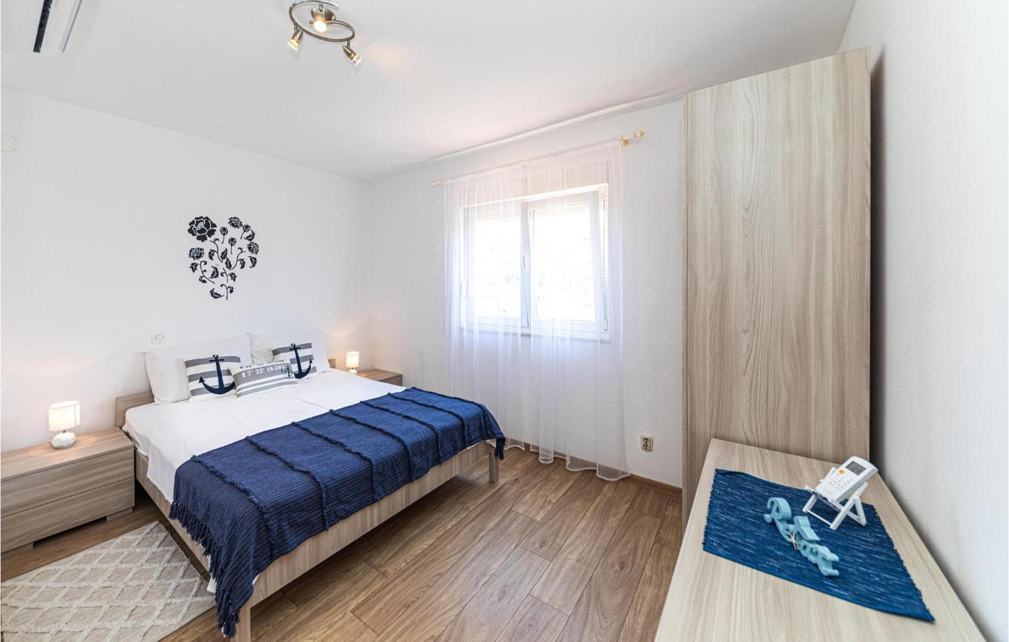 2 Bedroom Beautiful Apartment In Okrug Gornji Traù Esterno foto